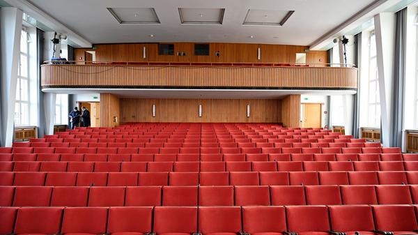 Siemens bereitet den Abschied vor von einem Büro- und Verwaltungsgebäude, das auch ein Wahrzeichen der Stadt ist. Ende 2020 übergibt Siemens den Gebäudekomplex an den Freistaat. Dort soll die Universität einziehen.