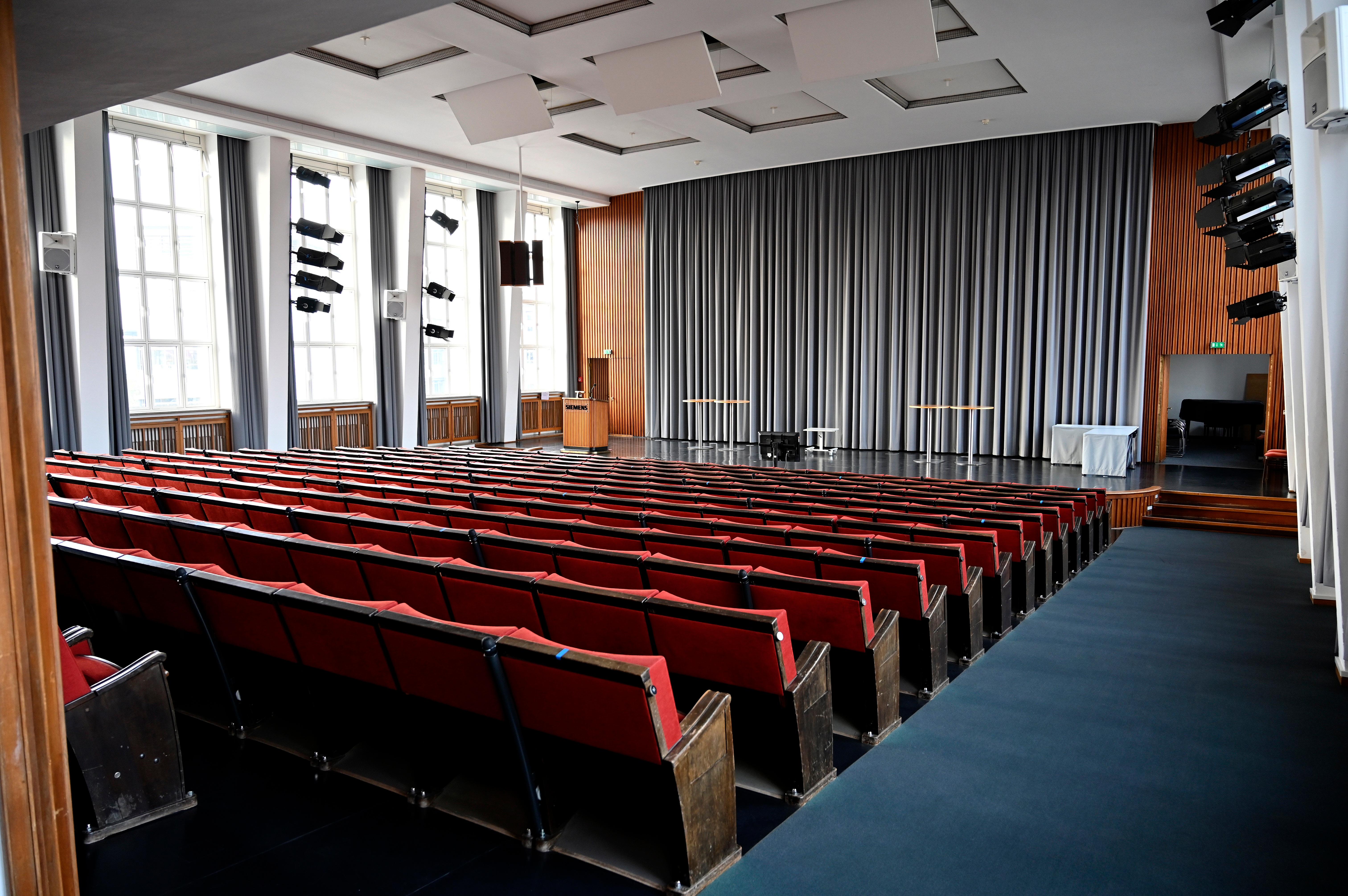 Siemens bereitet den Abschied vor von einem Büro- und Verwaltungsgebäude, das auch ein Wahrzeichen der Stadt ist. Ende 2020 übergibt Siemens den Gebäudekomplex an den Freistaat. Dort soll die Universität einziehen.