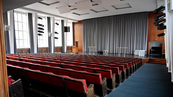 Siemens bereitet den Abschied vor von einem Büro- und Verwaltungsgebäude, das auch ein Wahrzeichen der Stadt ist. Ende 2020 übergibt Siemens den Gebäudekomplex an den Freistaat. Dort soll die Universität einziehen.