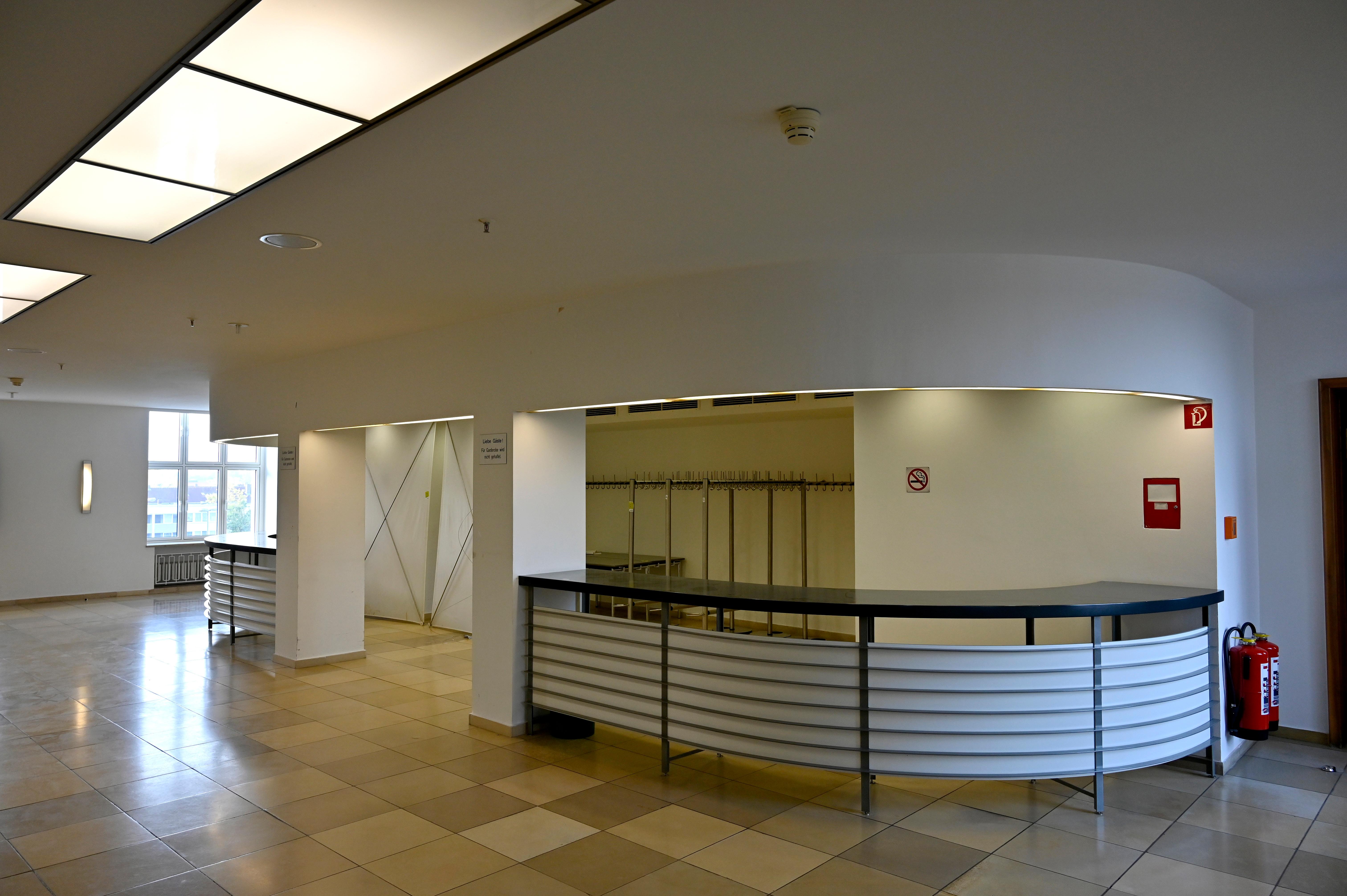 Siemens bereitet den Abschied vor von einem Büro- und Verwaltungsgebäude, das auch ein Wahrzeichen der Stadt ist. Ende 2020 übergibt Siemens den Gebäudekomplex an den Freistaat. Dort soll die Universität einziehen.