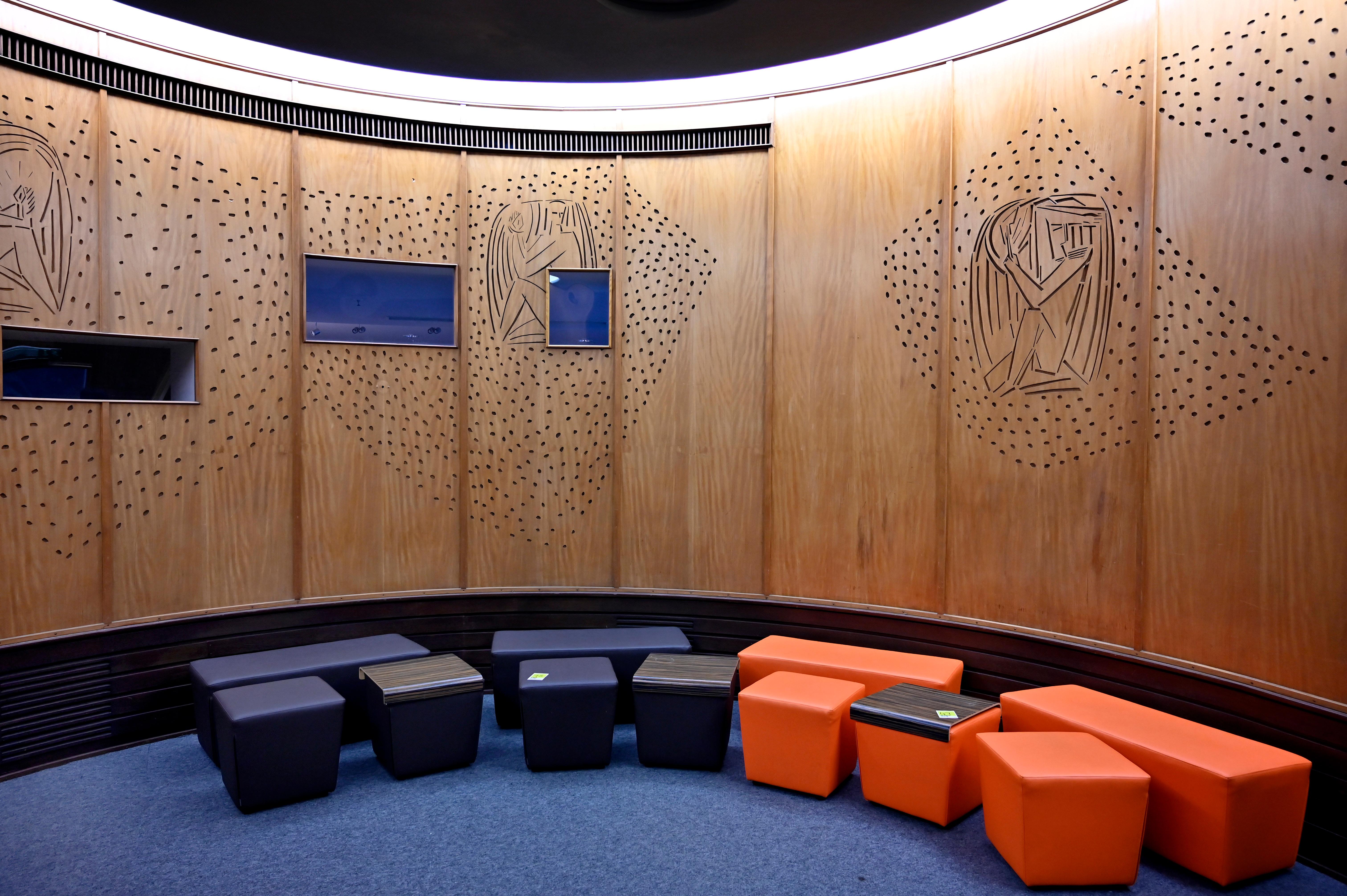 Siemens bereitet den Abschied vor von einem Büro- und Verwaltungsgebäude, das auch ein Wahrzeichen der Stadt ist. Ende 2020 übergibt Siemens den Gebäudekomplex an den Freistaat. Dort soll die Universität einziehen.