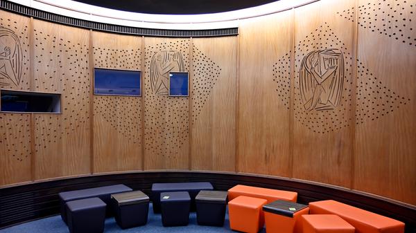 Siemens bereitet den Abschied vor von einem Büro- und Verwaltungsgebäude, das auch ein Wahrzeichen der Stadt ist. Ende 2020 übergibt Siemens den Gebäudekomplex an den Freistaat. Dort soll die Universität einziehen.