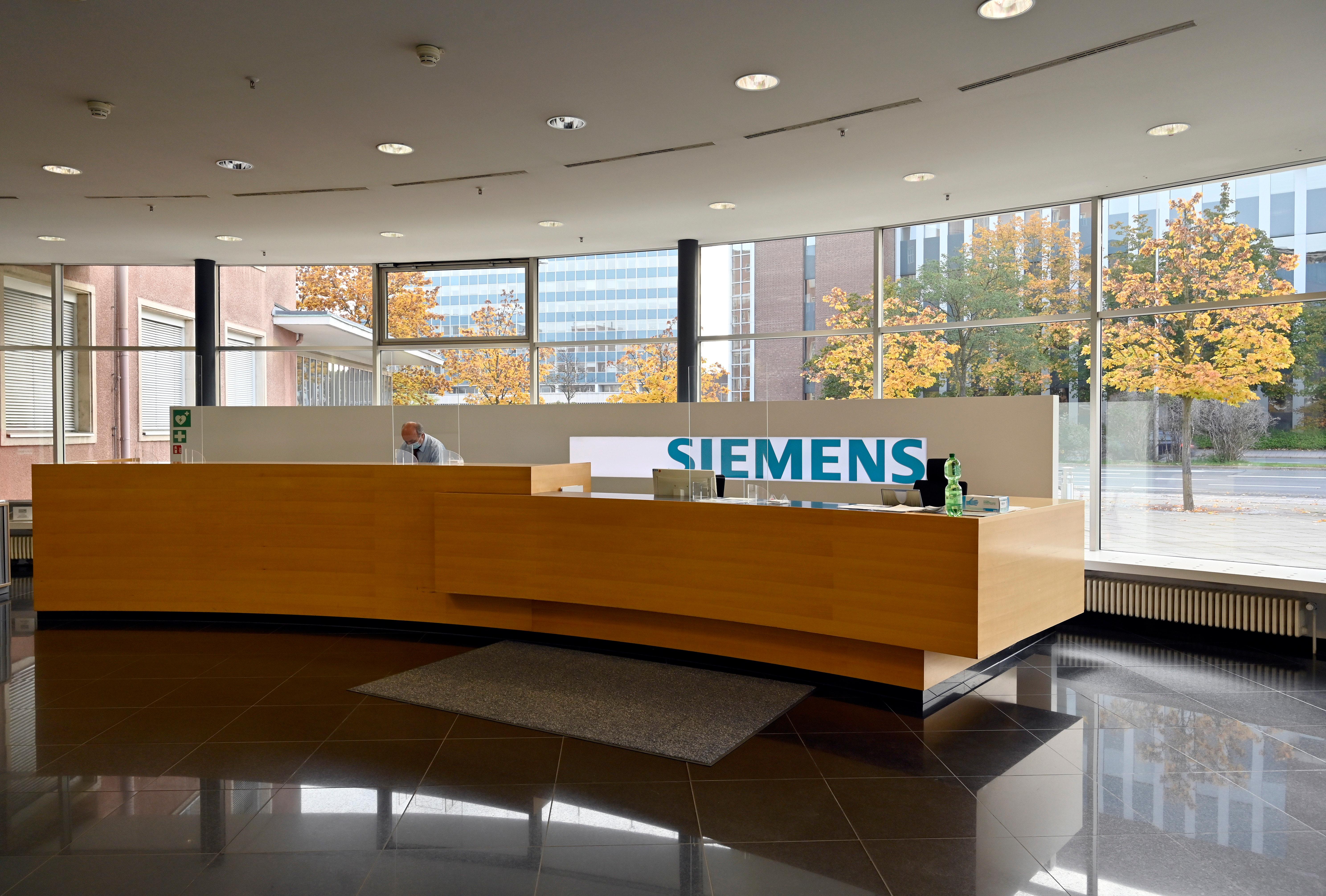 Siemens bereitet den Abschied vor von einem Büro- und Verwaltungsgebäude, das auch ein Wahrzeichen der Stadt ist. Ende 2020 übergibt Siemens den Gebäudekomplex an den Freistaat. Dort soll die Universität einziehen.