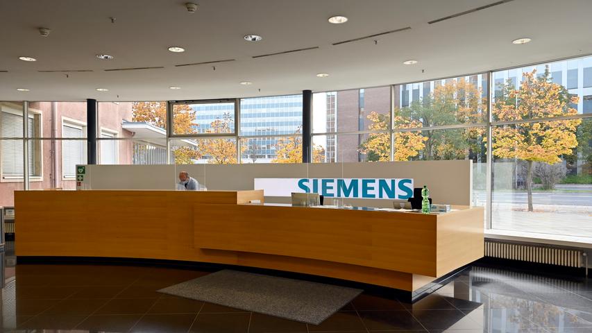 Siemens bereitet den Abschied vor von einem Büro- und Verwaltungsgebäude, das auch ein Wahrzeichen der Stadt ist. Ende 2020 übergibt Siemens den Gebäudekomplex an den Freistaat. Dort soll die Universität einziehen.