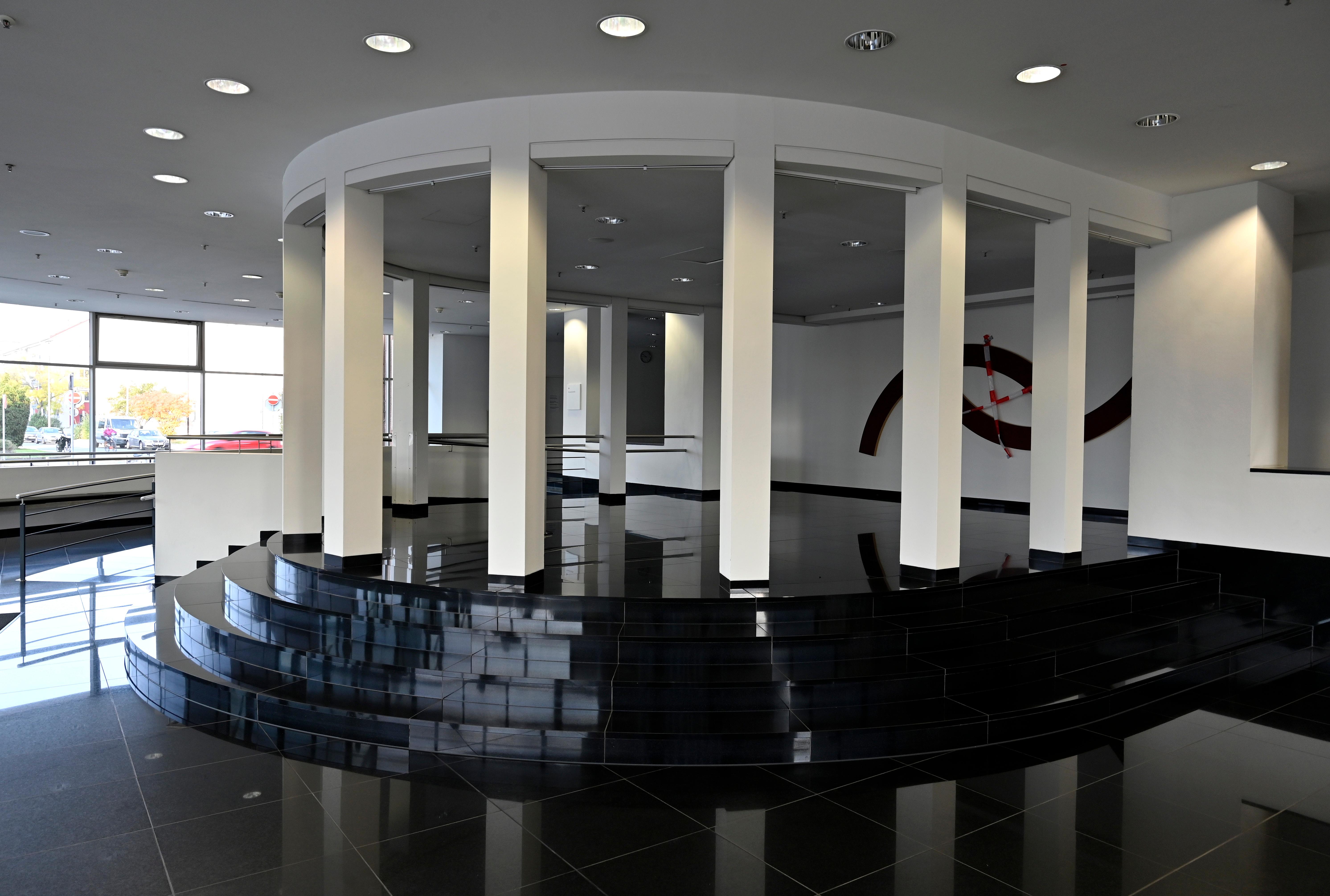 Siemens bereitet den Abschied vor von einem Büro- und Verwaltungsgebäude, das auch ein Wahrzeichen der Stadt ist. Ende 2020 übergibt Siemens den Gebäudekomplex an den Freistaat. Dort soll die Universität einziehen.