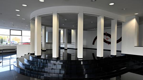 Siemens bereitet den Abschied vor von einem Büro- und Verwaltungsgebäude, das auch ein Wahrzeichen der Stadt ist. Ende 2020 übergibt Siemens den Gebäudekomplex an den Freistaat. Dort soll die Universität einziehen.