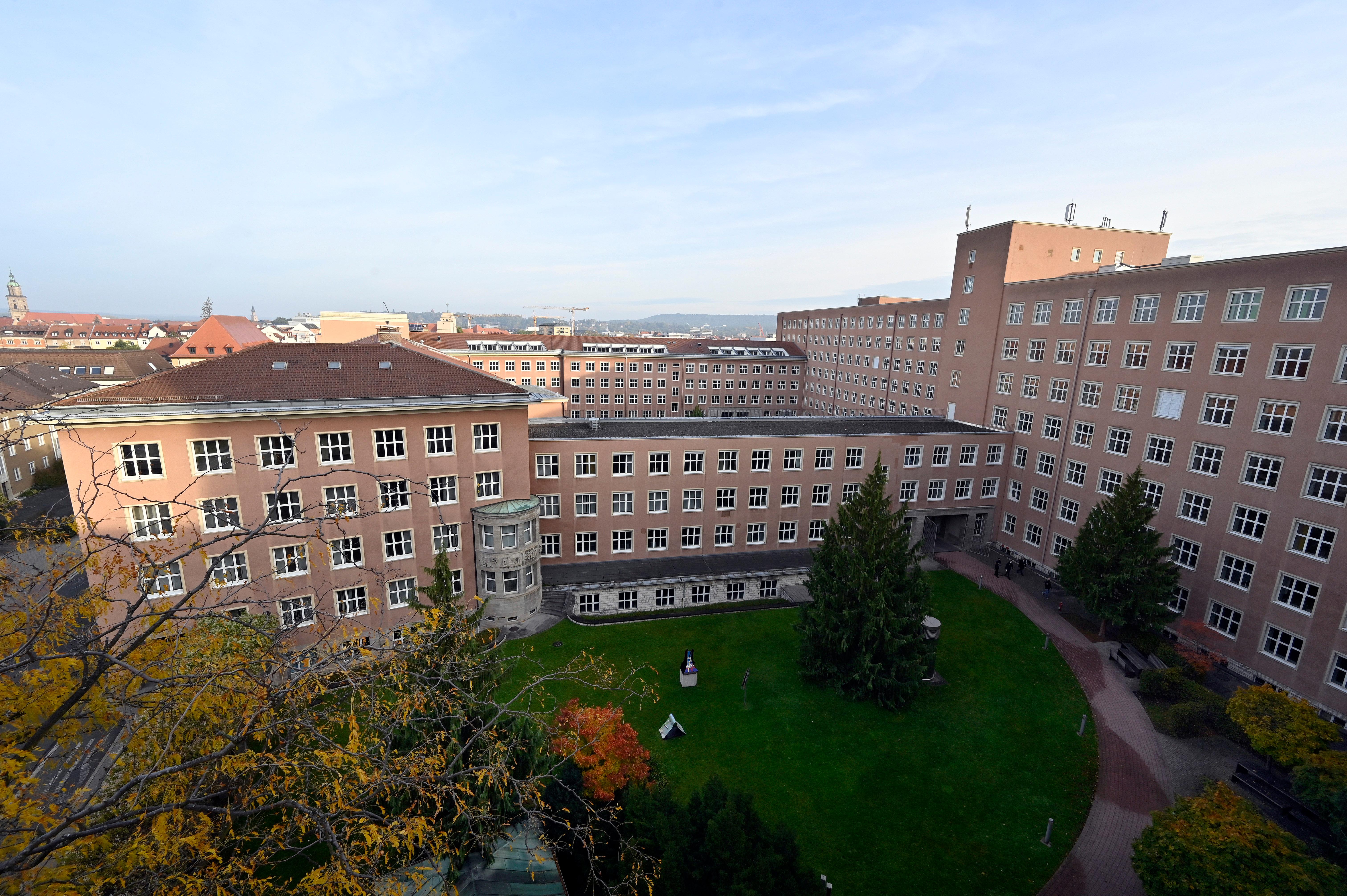 Siemens bereitet den Abschied vor von einem Büro- und Verwaltungsgebäude, das auch ein Wahrzeichen der Stadt ist. Ende 2020 übergibt Siemens den Gebäudekomplex an den Freistaat. Dort soll die Universität einziehen.