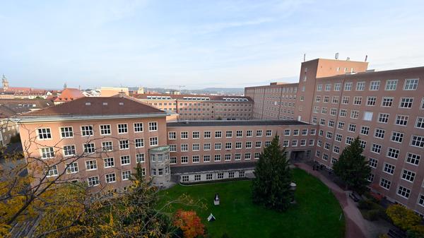 Siemens bereitet den Abschied vor von einem Büro- und Verwaltungsgebäude, das auch ein Wahrzeichen der Stadt ist. Ende 2020 übergibt Siemens den Gebäudekomplex an den Freistaat. Dort soll die Universität einziehen.