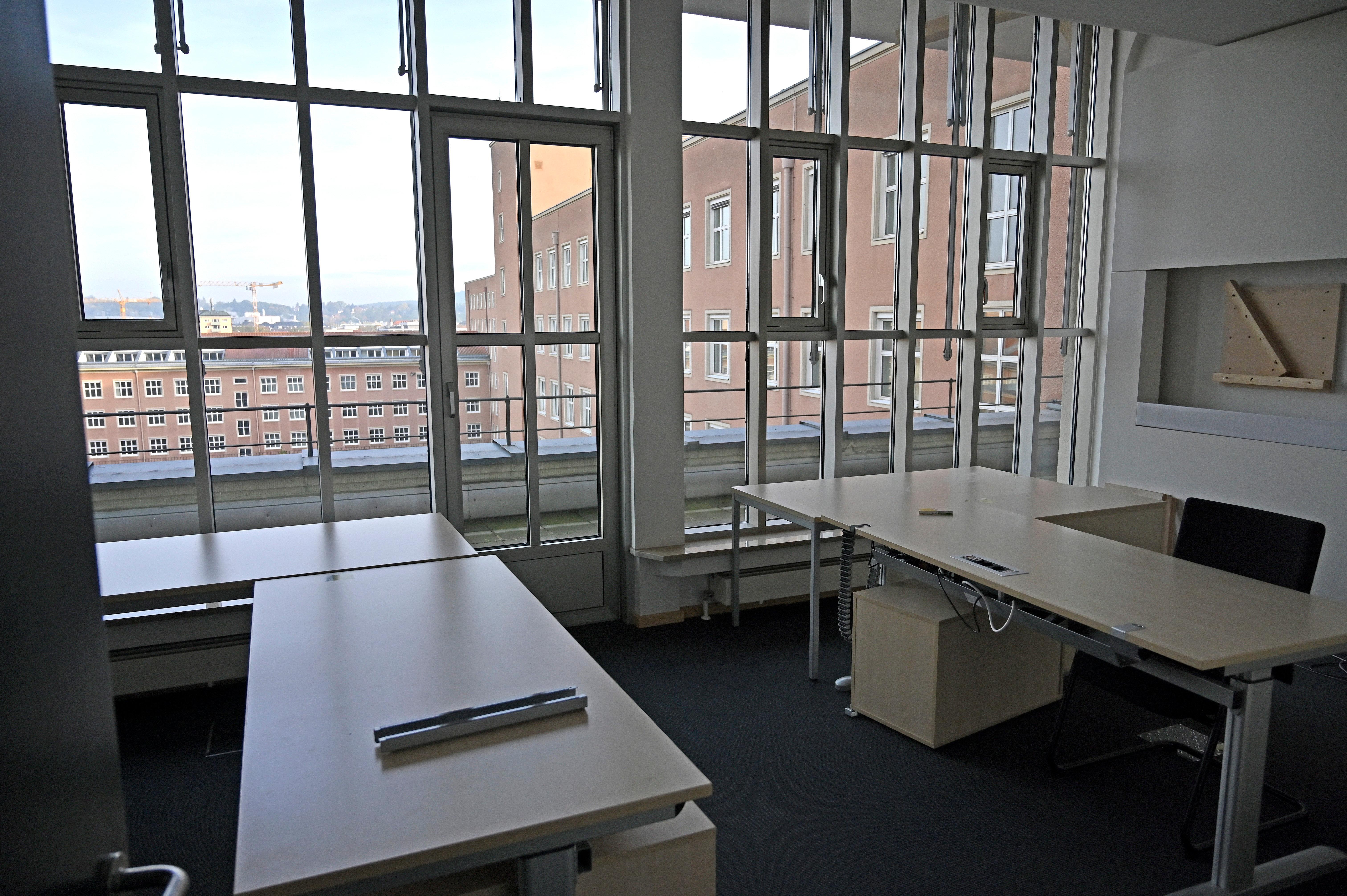 Siemens bereitet den Abschied vor von einem Büro- und Verwaltungsgebäude, das auch ein Wahrzeichen der Stadt ist. Ende 2020 übergibt Siemens den Gebäudekomplex an den Freistaat. Dort soll die Universität einziehen.