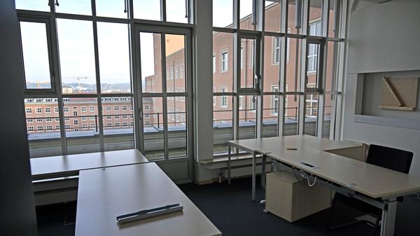 Siemens bereitet den Abschied vor von einem Büro- und Verwaltungsgebäude, das auch ein Wahrzeichen der Stadt ist. Ende 2020 übergibt Siemens den Gebäudekomplex an den Freistaat. Dort soll die Universität einziehen.