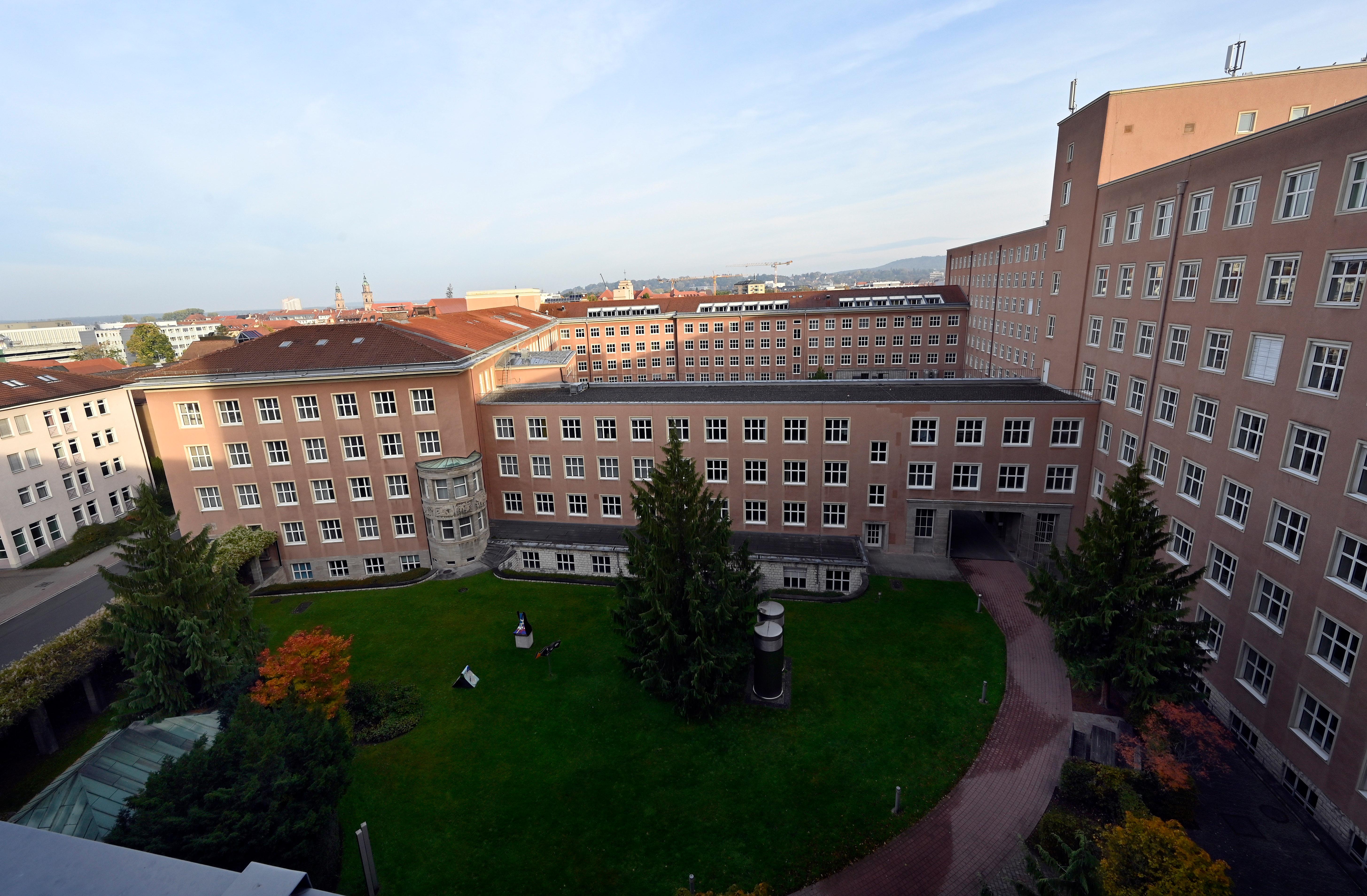 Siemens bereitet den Abschied vor von einem Büro- und Verwaltungsgebäude, das auch ein Wahrzeichen der Stadt ist. Ende 2020 übergibt Siemens den Gebäudekomplex an den Freistaat. Dort soll die Universität einziehen.