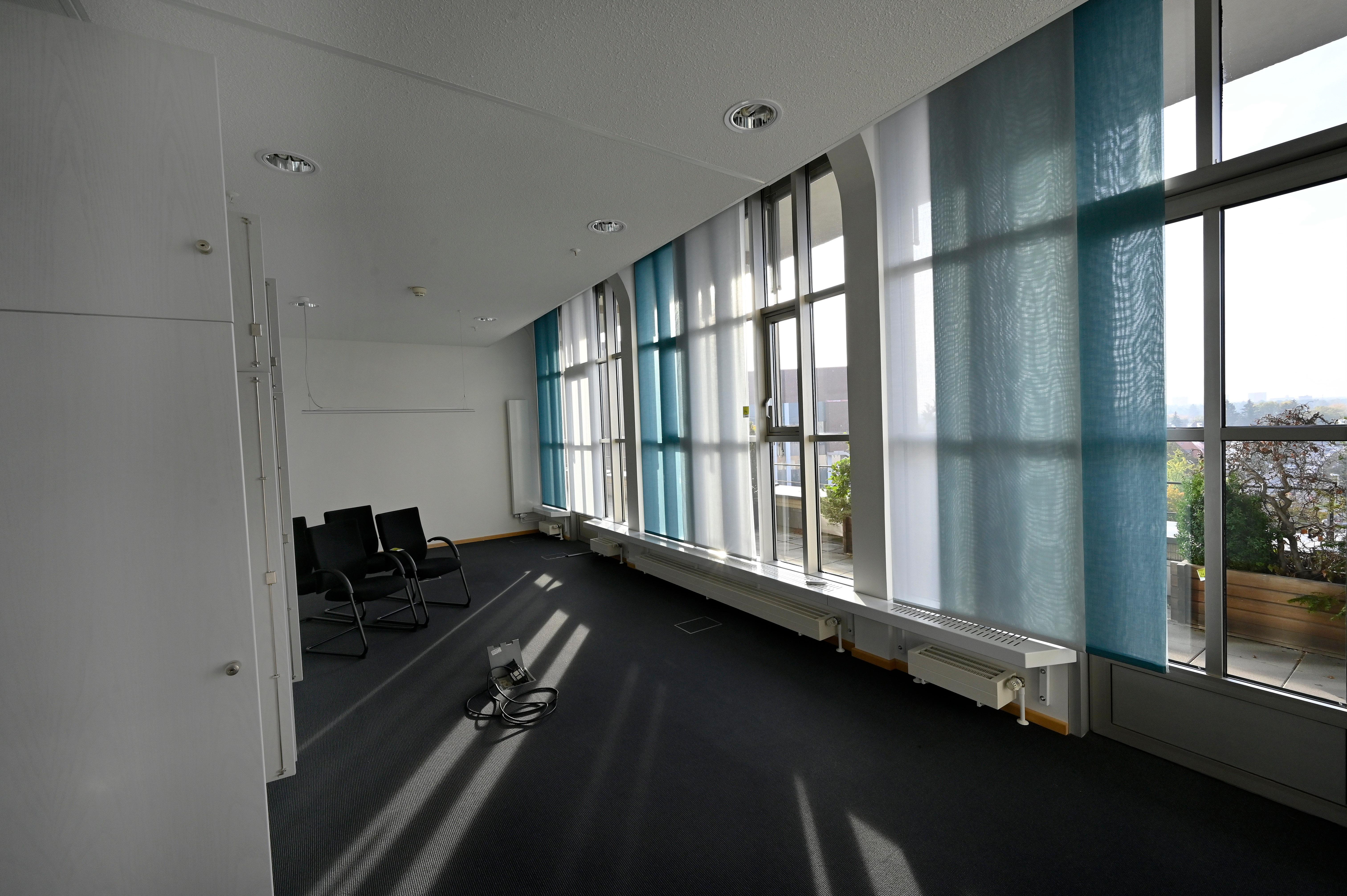 Siemens bereitet den Abschied vor von einem Büro- und Verwaltungsgebäude, das auch ein Wahrzeichen der Stadt ist. Ende 2020 übergibt Siemens den Gebäudekomplex an den Freistaat. Dort soll die Universität einziehen.