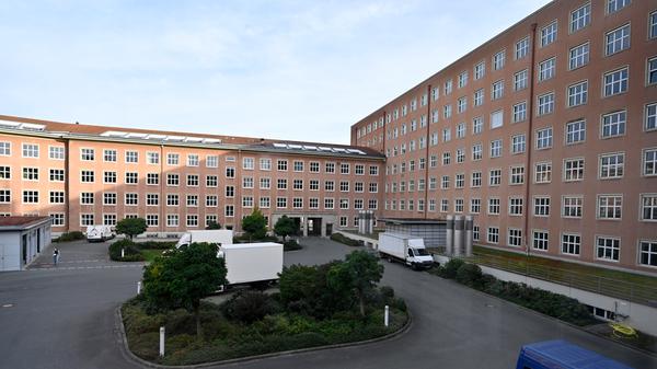 Siemens bereitet den Abschied vor von einem Büro- und Verwaltungsgebäude, das auch ein Wahrzeichen der Stadt ist. Ende 2020 übergibt Siemens den Gebäudekomplex an den Freistaat. Dort soll die Universität einziehen.