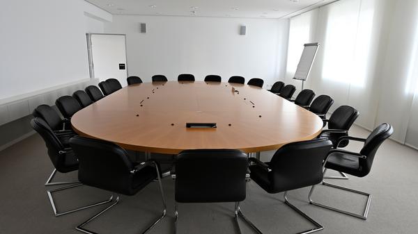 Siemens bereitet den Abschied vor von einem Büro- und Verwaltungsgebäude, das auch ein Wahrzeichen der Stadt ist. Ende 2020 übergibt Siemens den Gebäudekomplex an den Freistaat. Dort soll die Universität einziehen.