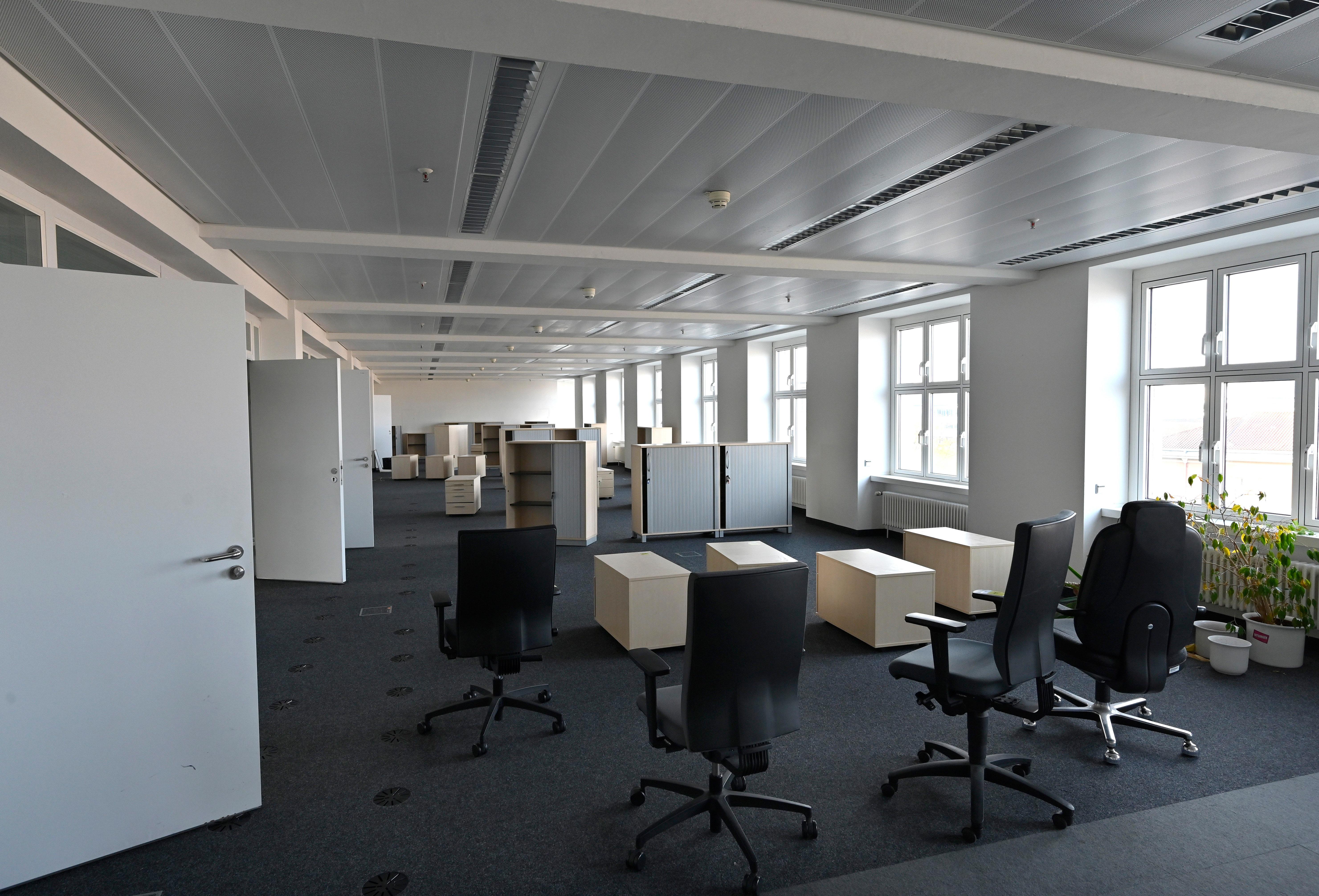 Siemens bereitet den Abschied vor von einem Büro- und Verwaltungsgebäude, das auch ein Wahrzeichen der Stadt ist. Ende 2020 übergibt Siemens den Gebäudekomplex an den Freistaat. Dort soll die Universität einziehen.