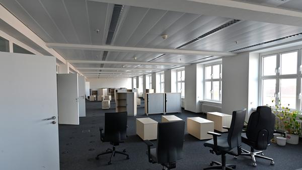 Siemens bereitet den Abschied vor von einem Büro- und Verwaltungsgebäude, das auch ein Wahrzeichen der Stadt ist. Ende 2020 übergibt Siemens den Gebäudekomplex an den Freistaat. Dort soll die Universität einziehen.