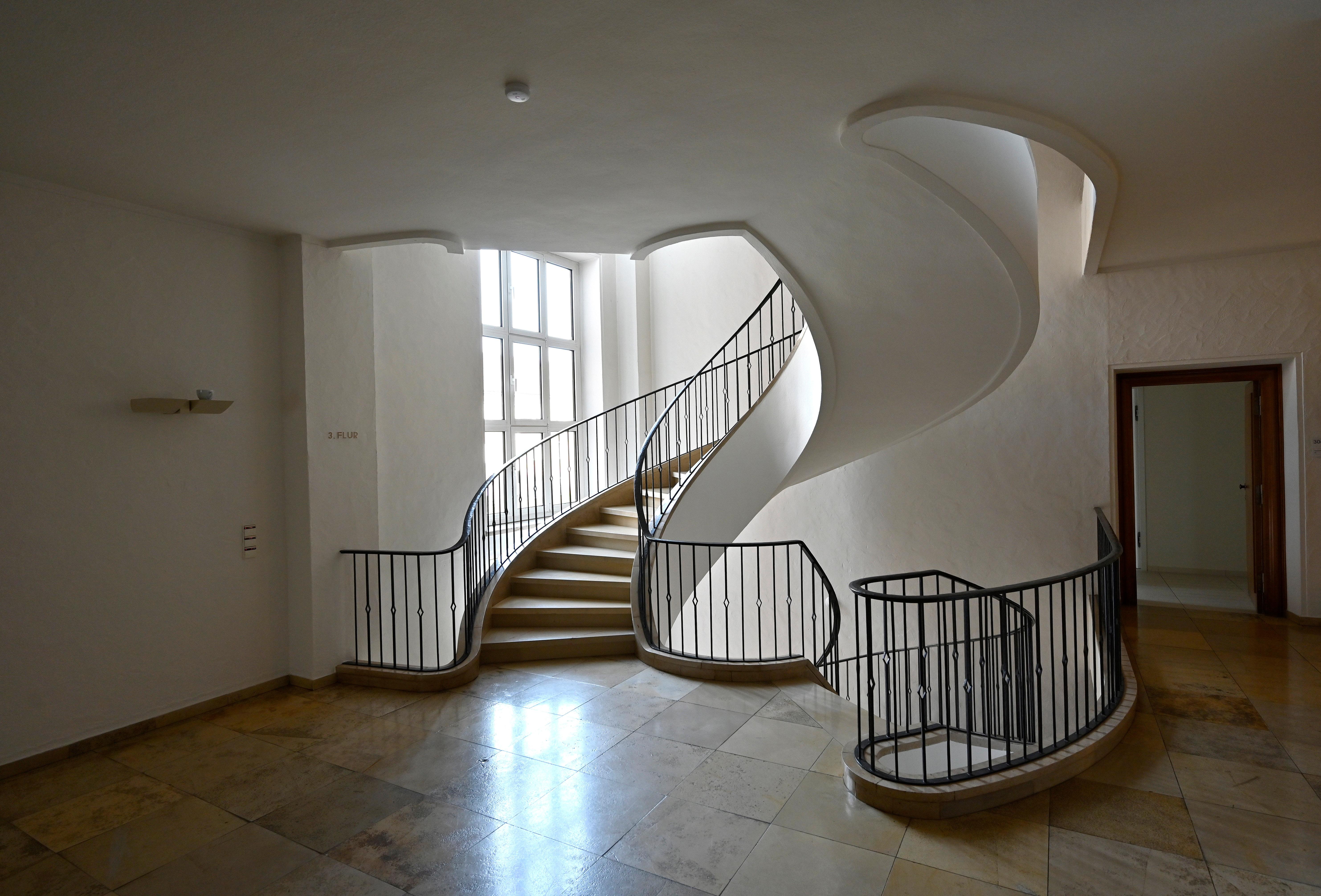 Siemens bereitet den Abschied vor von einem Büro- und Verwaltungsgebäude, das auch ein Wahrzeichen der Stadt ist. Ende 2020 übergibt Siemens den Gebäudekomplex an den Freistaat. Dort soll die Universität einziehen.