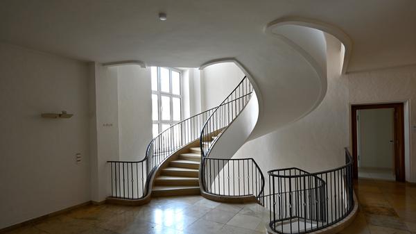 Siemens bereitet den Abschied vor von einem Büro- und Verwaltungsgebäude, das auch ein Wahrzeichen der Stadt ist. Ende 2020 übergibt Siemens den Gebäudekomplex an den Freistaat. Dort soll die Universität einziehen.