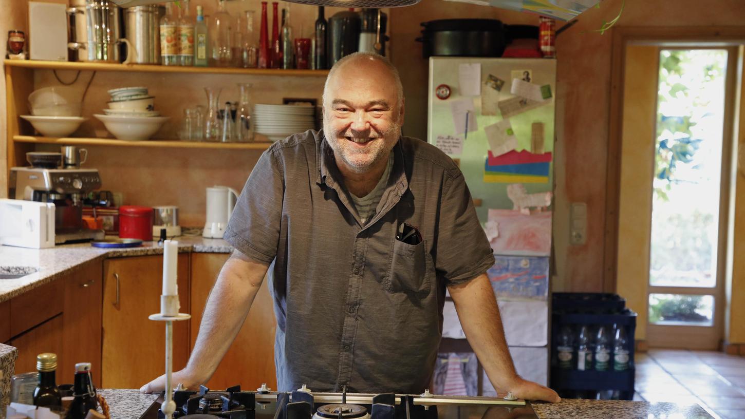 Neben der Musik ist Kochen eine Leidenschaft von Liedermacher Wolfgang Buck. Nicht umsonst heißt einer seiner beliebtesten Songs "Des vom Schweinebrodn". Neben der Musik ist Kochen eine Leidenschaft von Liedermacher Wolfgang Buck. Nicht umsonst heißt einer seiner beliebtesten Songs "Des vom Schweinebrodn".