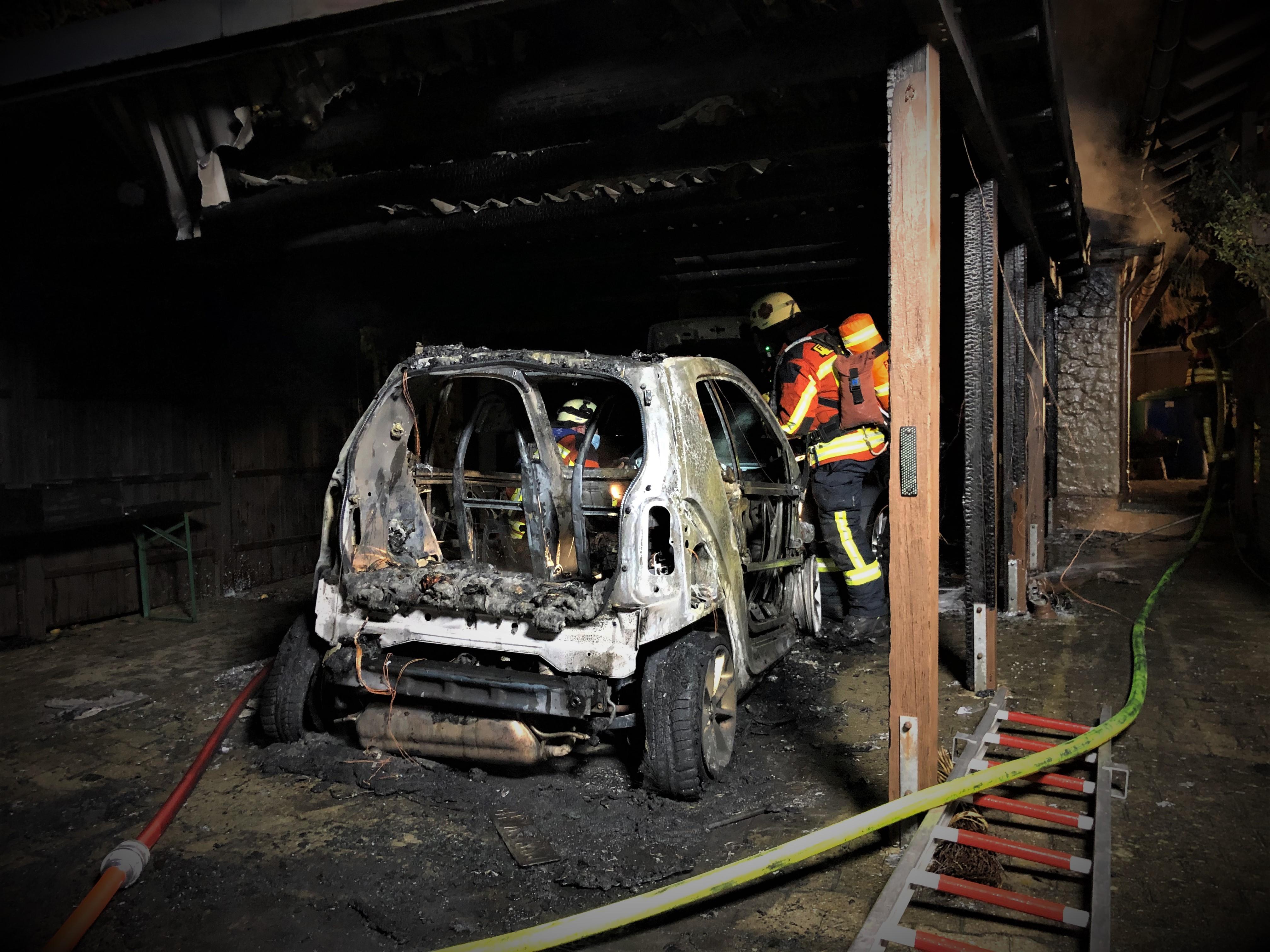 Auto Und Carport In Flammen Schwierige Anfahrt Fur Feuerwehr Heroldsberg Nordbayern De