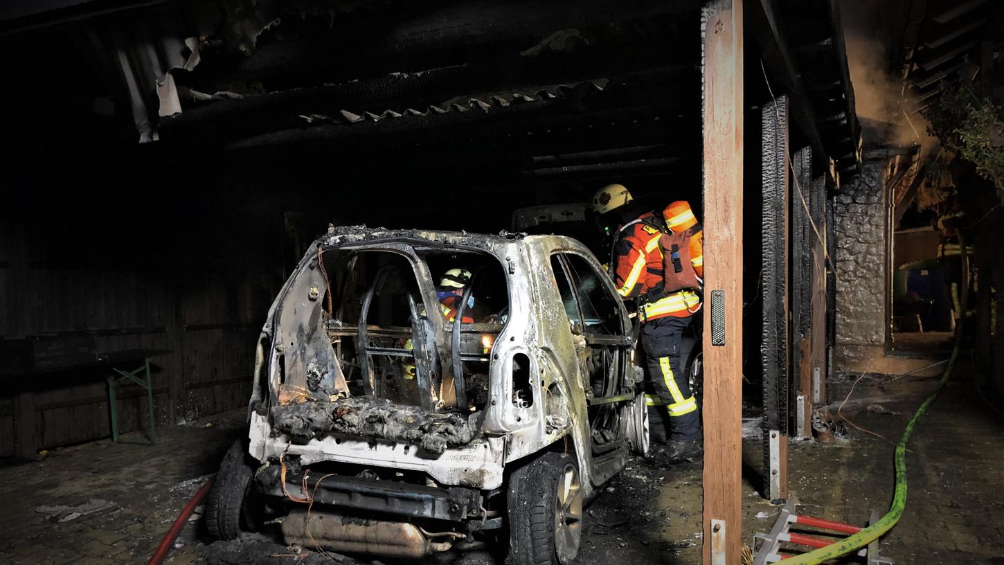 Auto und Carport in Flammen: Schwierige Anfahrt für Feuerwehr 