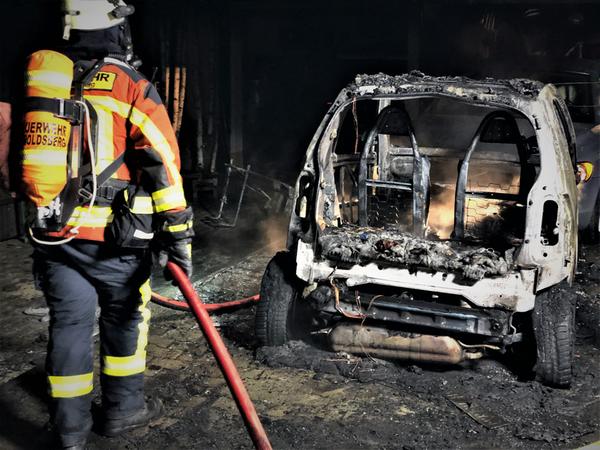 Auto und Carport in Flammen: Schwierige Anfahrt für Feuerwehr 