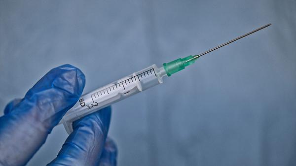 Symbolbild Impfstoff gegen Corona, Hand hält Spritze, Corona-Krise, Deutschland Corona *** Symbolic image Corona vaccin