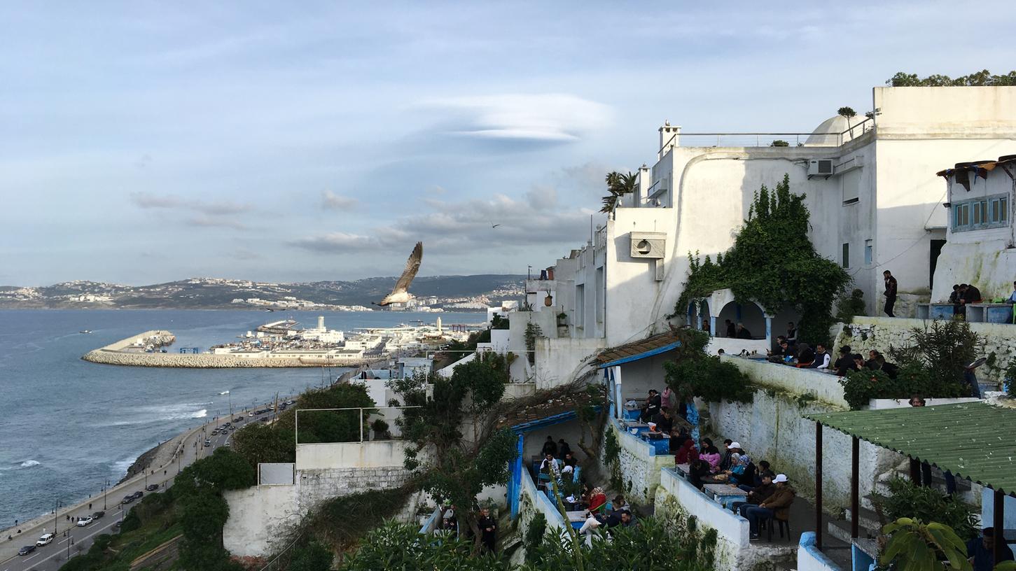 Der Blick von der in den Berghang geschmiegten Terrasse des legendären "Café Hafa" über die Straße von Gibraltar hinaus auf das nahe spanische Ufer ist traumhaft.
