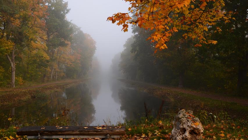 Auch im herbstlichen Nebel hat der Alte Kanal seine Reize und lässt unserer Fantasie freien Lauf. Was erwartet uns wenn wir im Nebel verschwinden?