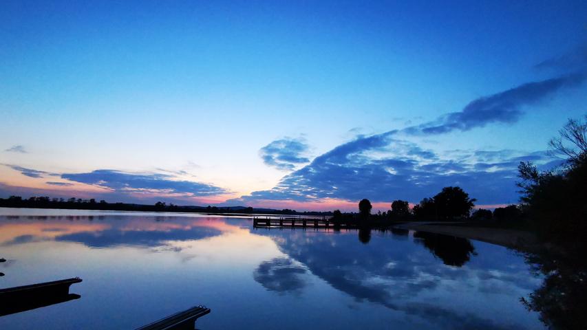 Klassische blaue Stunde: Abendstimmung am Altmühlsee in Muhr am See.