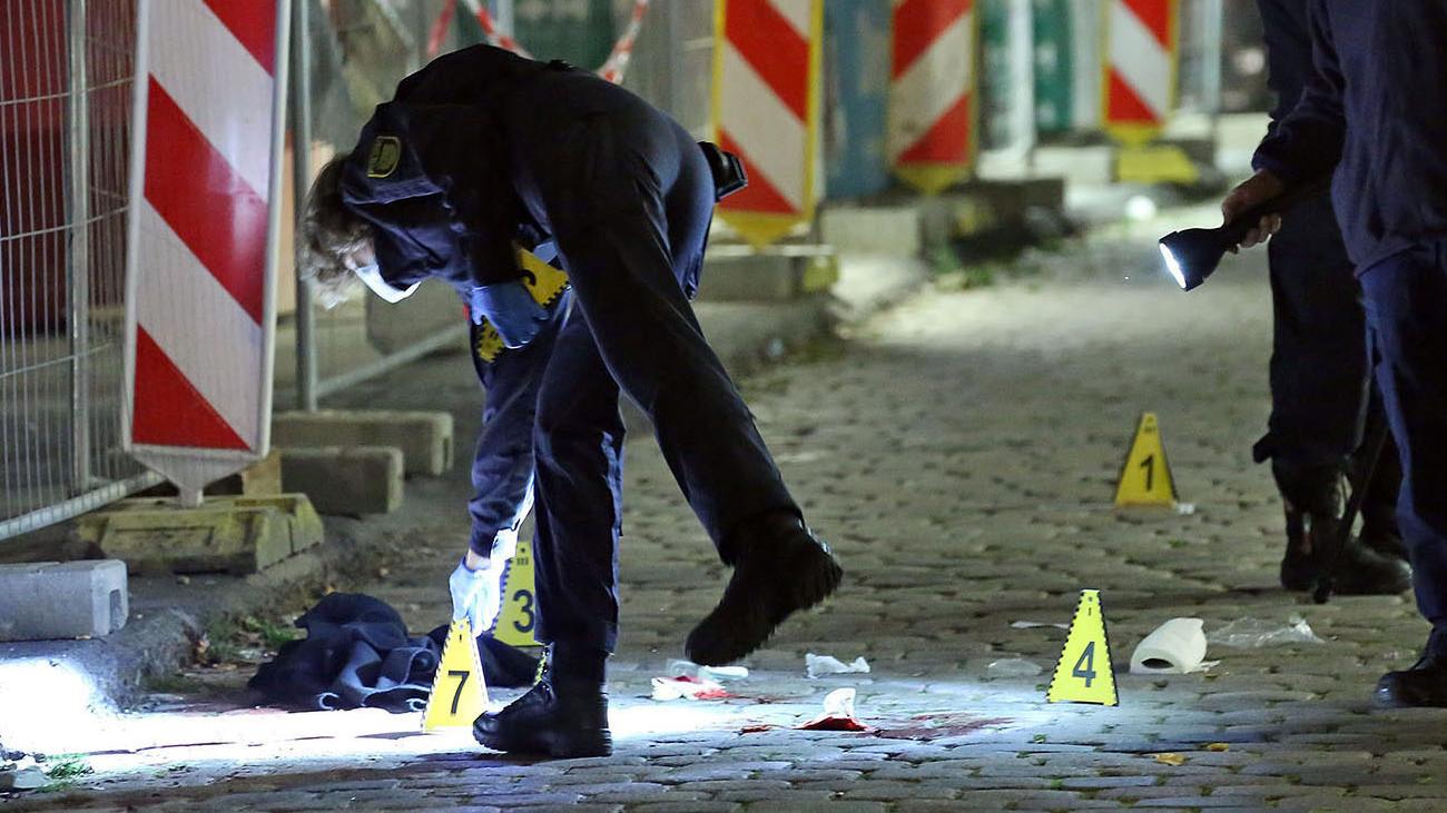  Kriminaltechniker und die Tatortgruppe des LKA Sachsen betrachten einen Tatort. Dort hatte es einen Angriff auf Touristen gegeben.