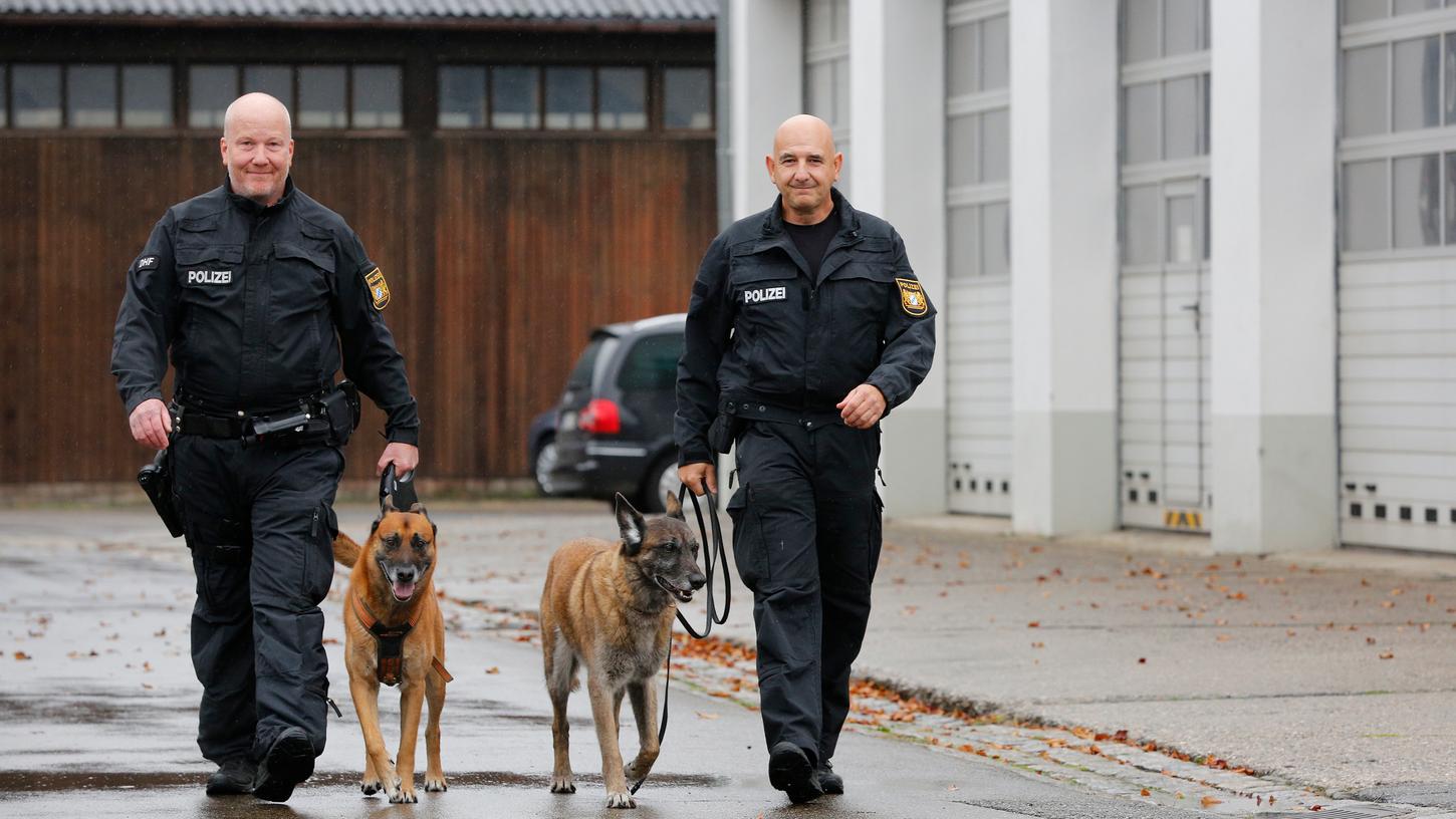 Die beiden Diensthundeführer Udo Bruckmann (links) und Klaus Gumbrecht mit ihren Spürnasen Buddy (links) und Kira auf dem Gelände der zentralen Diensthundestaffel.