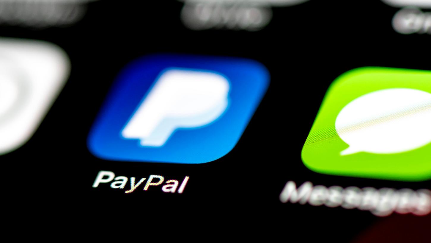 Das Icon der Bezahl-App PayPal ist auf dem Display eines Smartphones zu sehen.