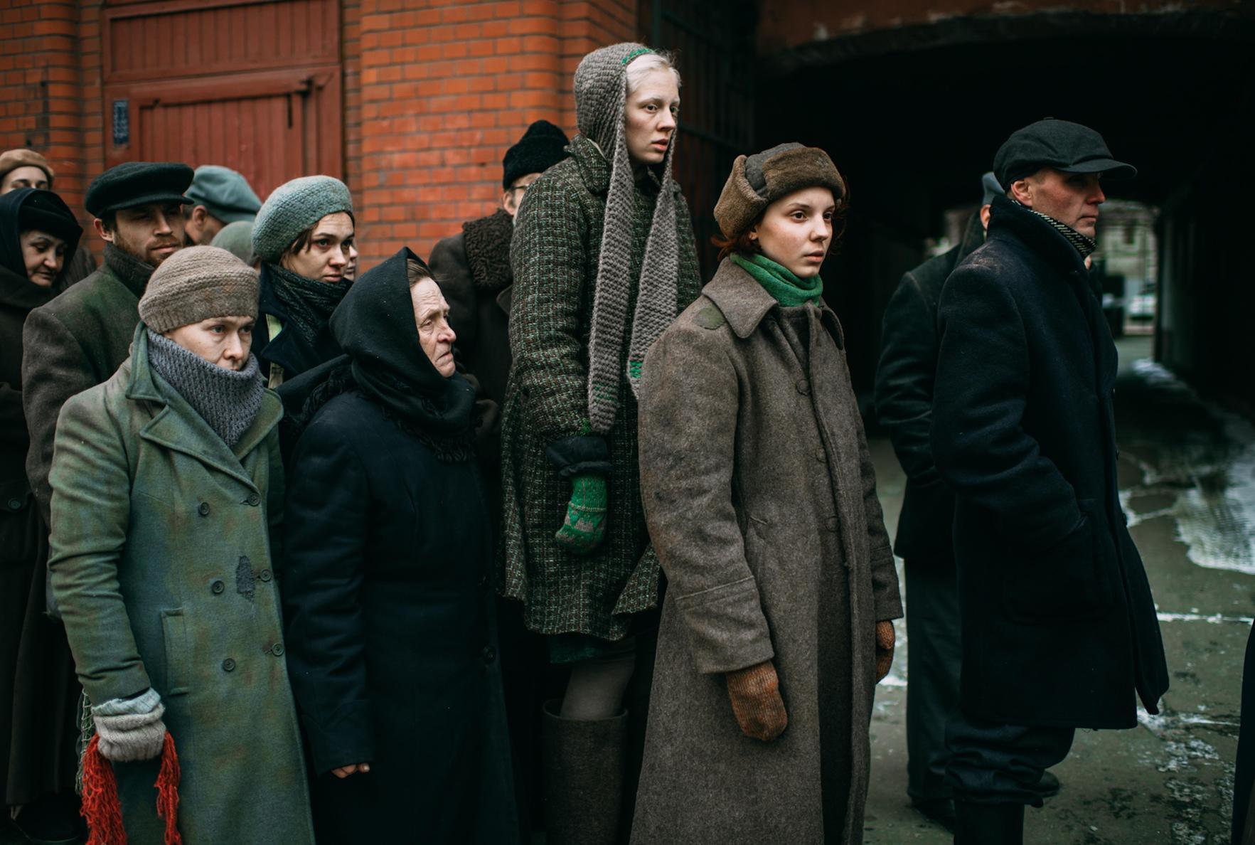 Iya ist eine große und hagere Frau. Sie hat den Sohn ihrer Freundin Masha durch die Kriegszeit gebracht. 1945 nimmt die faschistische Belagerung in Leningrad ein Ende, doch Iya muss noch immer um ihr Überleben kämpfen, denn sie leidet unter Schockstarre. Bei einem dieser Anfälle passiert ein tragisches Unglück, sie tötet den Sohn ihrer Freundin. Als Masha vom Tod ihres Sohnes erfährt, soll Iya für ihre Schuld büßen.   In diesen Kinos läuft der Film.