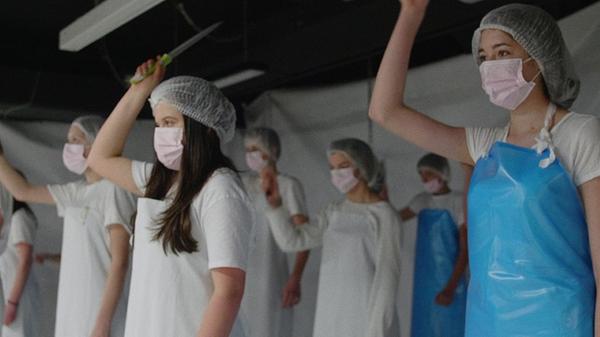 Im größten Schweineschlachtbetrieb Deutschlands müssen osteuropäische Leiharbeiter unter harten Bedingungen arbeiten. Aktivisten setzten sich bei den Behörden für mehr Rechte der Leiharbeiter ein. Parallel dazu proben Gymnasiasten in München das Stück "Die Heilige Johanne der Schlachthöfe". Über diese zwei Ebenen werden die Bedingungen, unter denen Leiharbeiter in Deutschland leben, für den Zuschauer nachvollziehbar. In diesen Kinos läuft der Film.