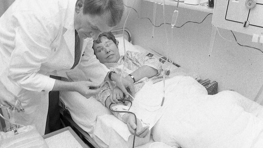 Kreszensia E. ist öfter als sonst jemand im Bundesgebiet an eine künstliche Niere angeschlossen worden. Die wissenschaftliche Errungenschaft rettete ihr das Leben - sonst wäre sie wohl schon vor Jahren gestorben. Hier geht es zum Artikel vom 30. Oktober 1970: Ein einmaliges Jubiläum.