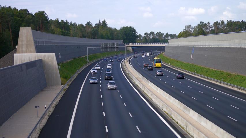 Sicher hingegen ist der sechsstreifige Ausbau der neun Kilometer langen Strecke zwischen der Landesgrenze zu Baden-Württemberg und dem Kreuz Feuchtwangen/Crailsheim. 2021 laufen auf dem Abschnitt vorbereitende Maßnahmen, im Jahr 2022 wird mit dem Bau der Fahrbahnen begonnen.