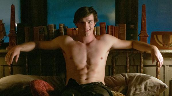 In einer amerikanischen Kleinstadt steht ein verlassen wirkendes Leichenschauhaus. Seit vielen Jahren lebt dort der Bestatter Montgomery Dark, der auf der Suche nach einer Aushilfe für sein Unternehmen ist. Die junge Sam lässt sich nicht von dem äußeren Zustand des Gebäudes abschrecken und nimmt den Job an. Montgomery erzählt ihr Grusel-Geschichten, die er im Leichenschauhaus erlebt hat. Doch dann nehmen die Dinge eine mysteriöse Wendung. In diesen Kinos läuft der Film.