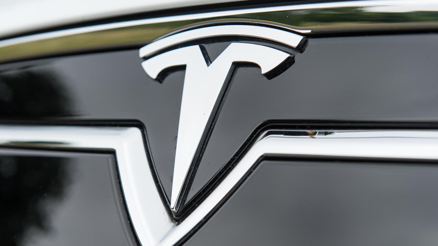 Das Logo der Firma Tesla: Der kalifornische Hightech-Konzern kann blendende Zahlen vorweisen.