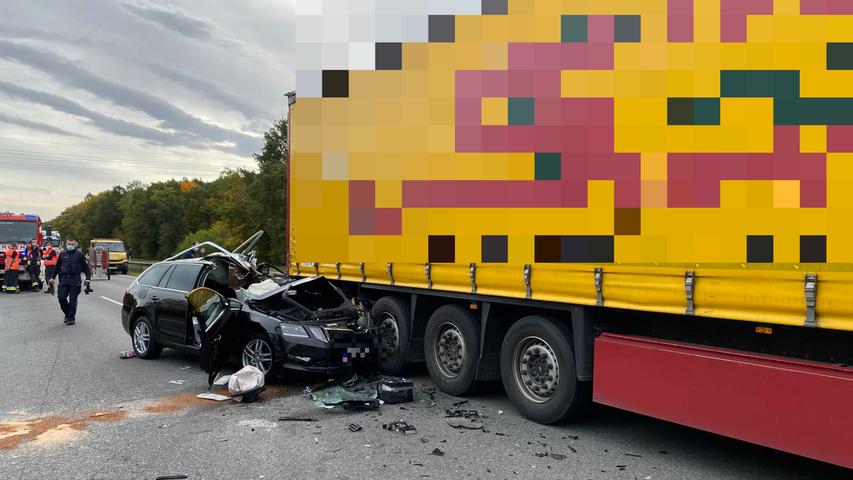 Schwerer Unfall in Nürnberg: Auto fährt unter Lkw - 24-Jähriger lebensgefährlich verletzt