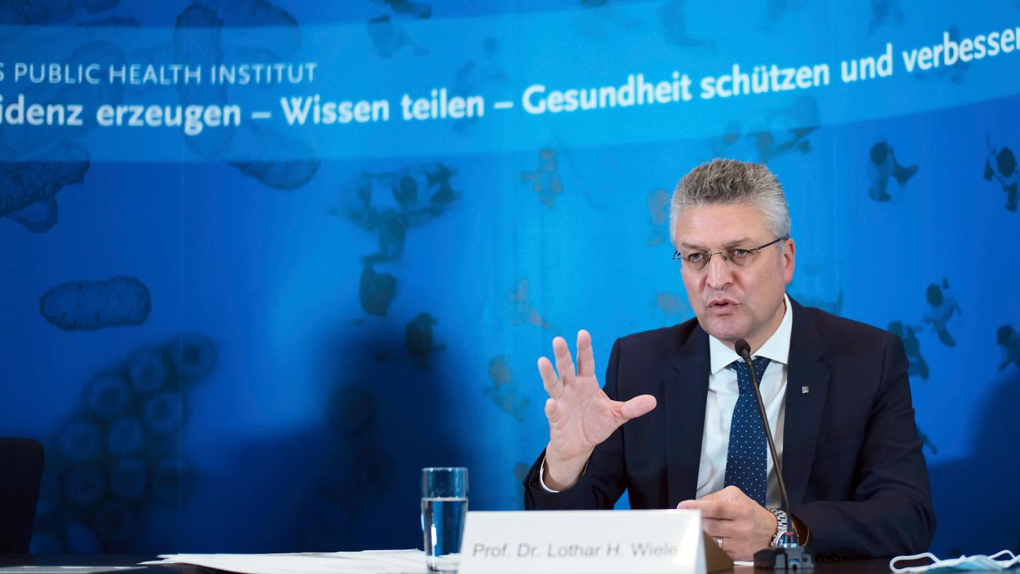 Lothar Wieler, Leiter des deutschen Robert-Koch-Instituts (RKI), appelliert an die Bürger, die AHA+L-Regeln zu beachten. 