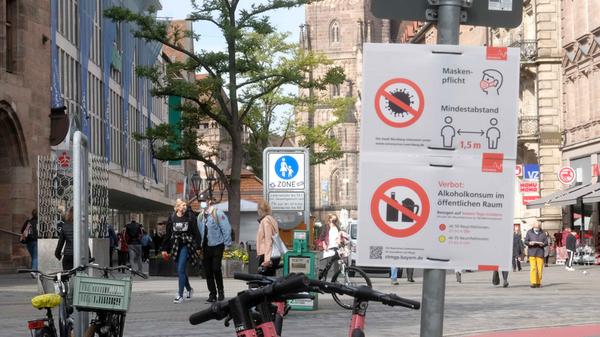 Zur Eindämmung des Coronavirus gilt die Maskenpflicht mittlerweile in vielen Innenstädten und an belebten Plätzen. Für einen Verstoß gegen die Maskenpflicht fällt ein Bußgeld von 250 Euro an. In öffentlichen Verkehrsmitteln und im Einzelhandel gilt eine FFP2-Maskenpflicht. Bei einem Verstoß gegen diese Maßnahme werden ebenfalls 250 Euro fällig. Besonders teuer wird es aber für Ladenbesitzer, die nicht sicherstellen, dass ihr Personal eine Mund-Nasen-Bedeckung trägt: Hierfür sieht der Bußgeldkatalog eine Zahlung von 5000 Euro vor.