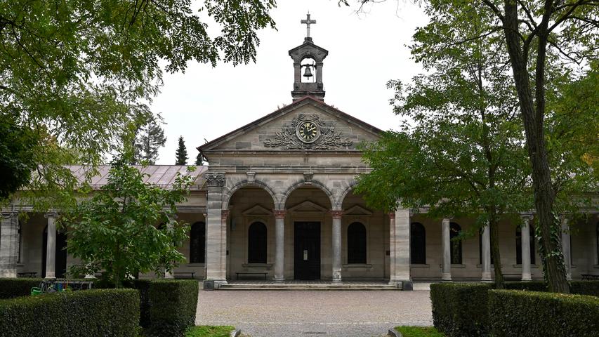 Markantestes Gebäude auf dem Zentralfriedhof ist die Aussegnungshalle, ein eingeschossiger Sandsteinquaderbau mit Satteldach, der um 1895 erbaut wurde.
