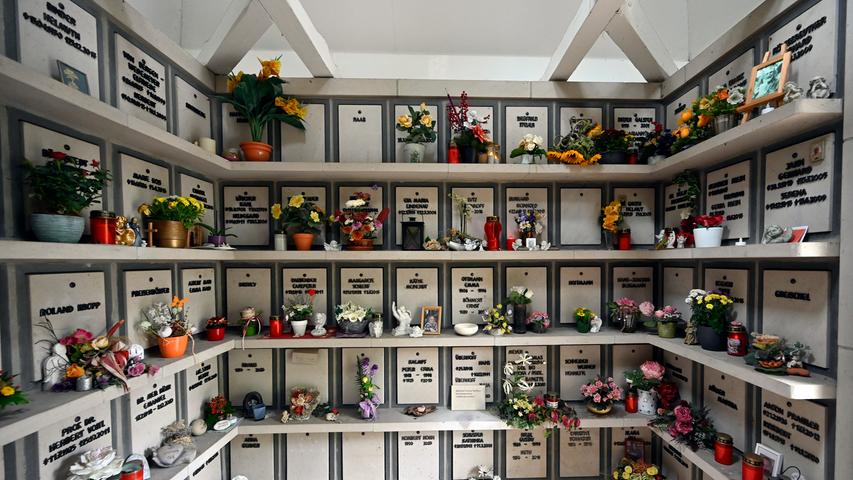 Im sogenannten Columbarium, in dem früher Maschinen untergestellt waren, hat die Friedhofsverwaltung ein Urnenhaus eingerichtet.