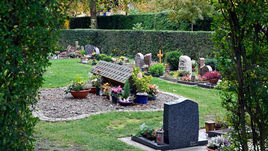Urnengräaber gibt es auf dem Zentralfriedhof und unterschiedlichsten Variationen.
