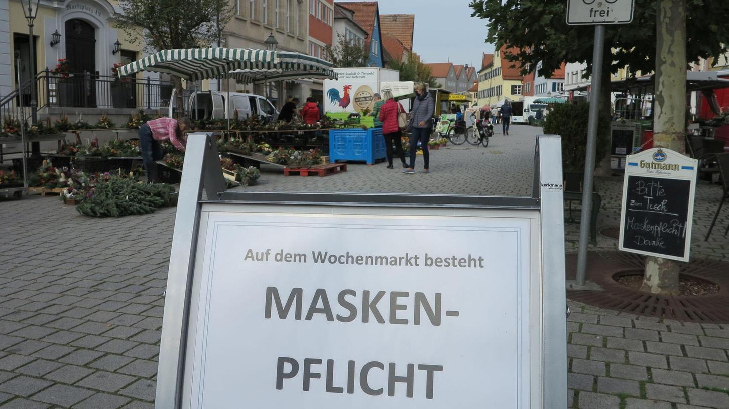  Hier ist die Maske schon länger Pflicht: der Wochenmarkt in Gunzenhausen, der auch am Donnerstag wieder rege besucht war.