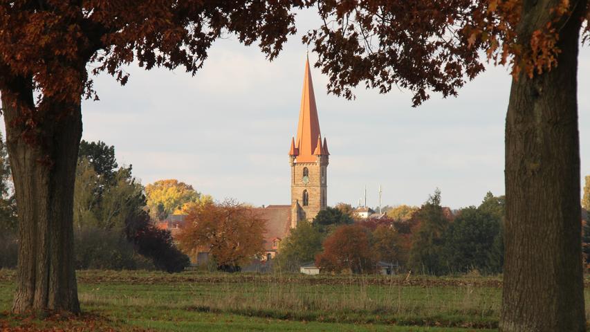 Blick von den Feldern aus auf die Johanniskirche