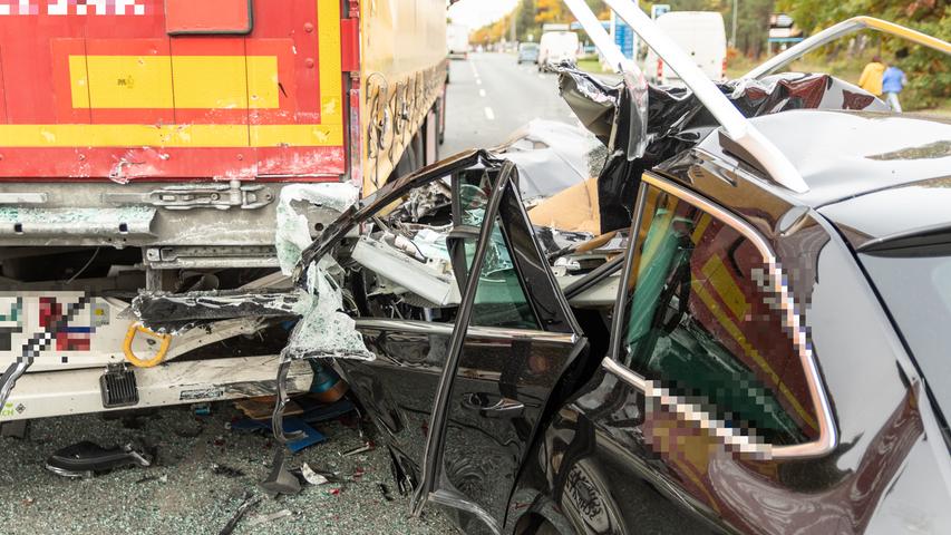 Schwerer Unfall in Nürnberg: Auto fährt unter Lkw - 24-Jähriger lebensgefährlich verletzt