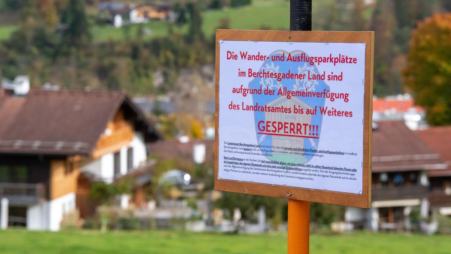 Ein Schild an einem Wanderparkplatz weist auf die Sperre von Wanderwegen und Parkplätzen durch die Verfügung des Landratsamtes hin. Im Landkreis Berchtesgadener Land gilt wegen extrem gestiegener Corona-Zahlen nun für zwei Wochen ein weitreichender "Lockdown".