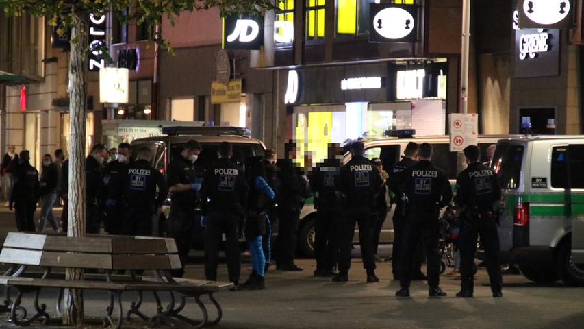 Menschenmasse läuft brüllend ohne Masken durch Nürnberg: Polizei rückt an